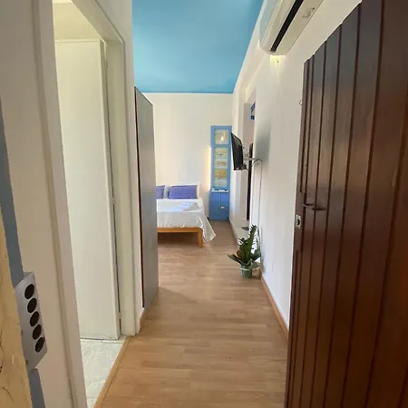 Bed & Breakfast Blue House